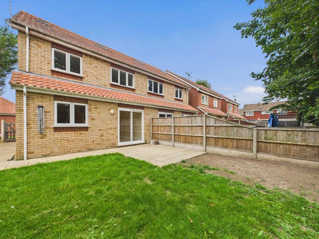 4 bedroom generously proportioned Semi-detached ho Main Photo