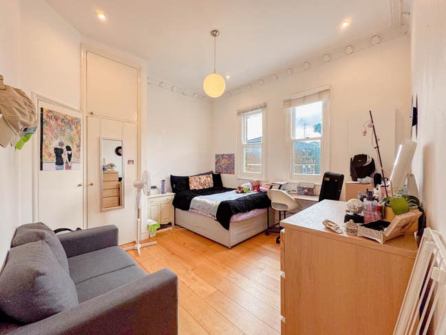 3 bedroom flat to rent in Caledonian Road, N7 Main Photo