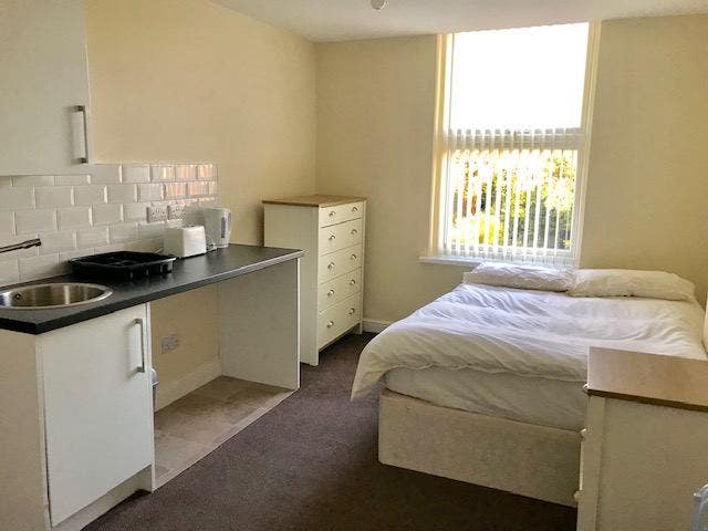 Double room, private en suite, kichenette Main Photo