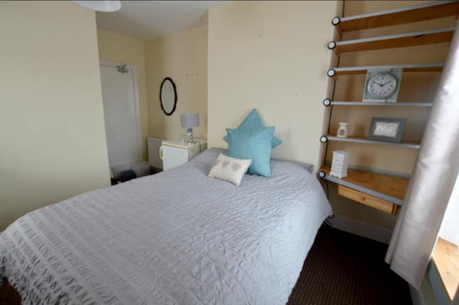 Large Double Room to Rent Within a Professional Ho Main Photo