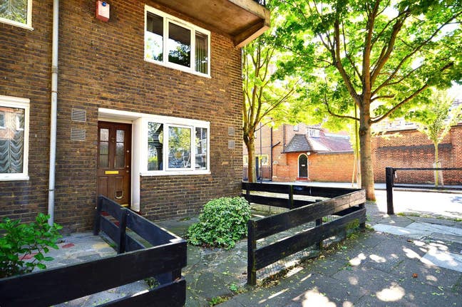 2 Double Bedroom Maisonette- E14  Main Photo