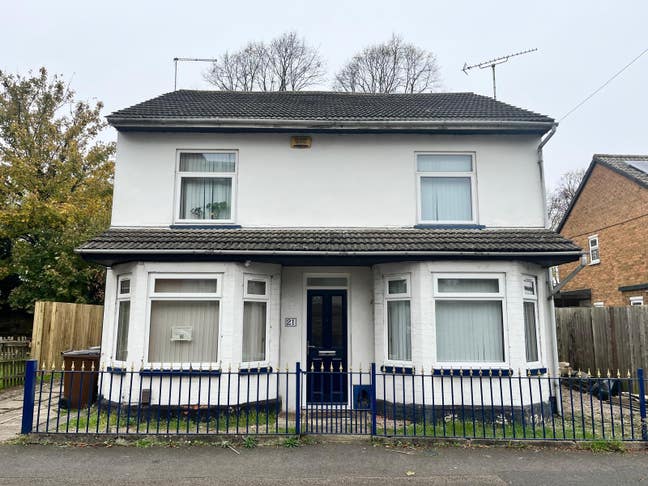 Amazing Location Shared House Close to QMC Main Photo