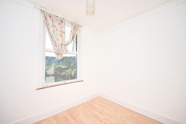 Modern 4 bed 2 Bath House in Ley St, Ilford IG2 Main Photo