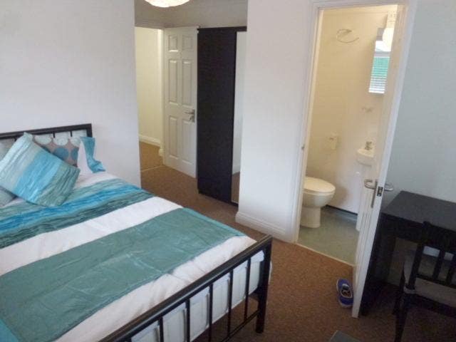 Large ENSUITE double bedroom available in this qua Main Photo