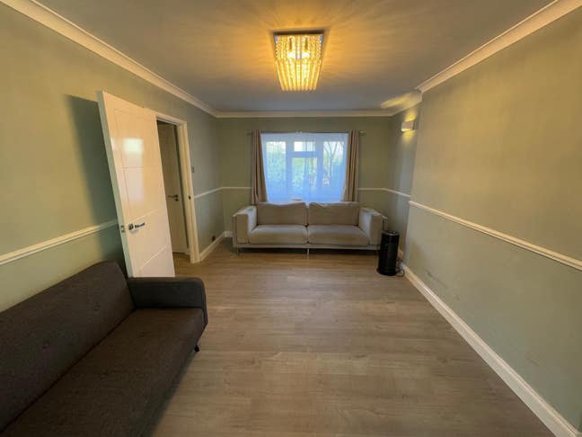 Newly Refurbished 4 bed House with Garden!!! Main Photo