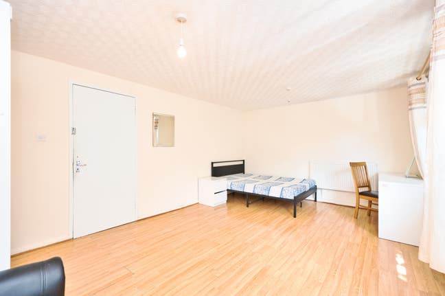 Spacious 3/4 bed flat in Mile End London E3 Main Photo