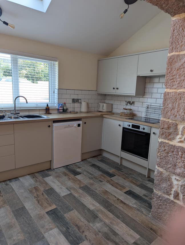 Ensuite room in shared house available Monday -Fri Main Photo