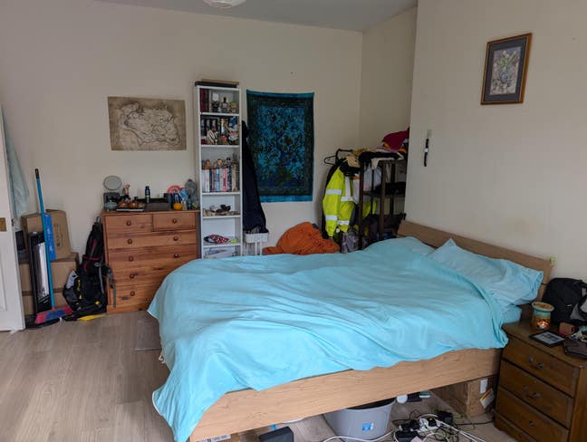 Large bedroom in 3 person flat available furnished Main Photo