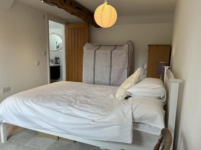 Cosy Double Room - Bramley Guildford (Mon-Fri) Main Photo