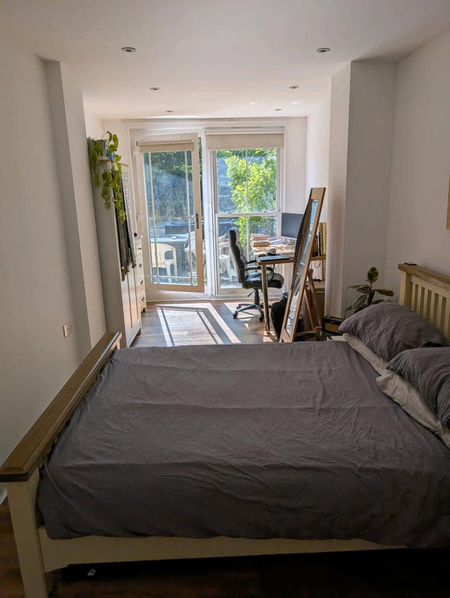 Finsbury Park En Suite Room with Desk Main Photo