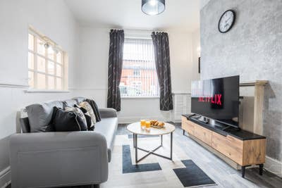 Modern and Stylish 3BD House, Swinton, Manchester Main Photo