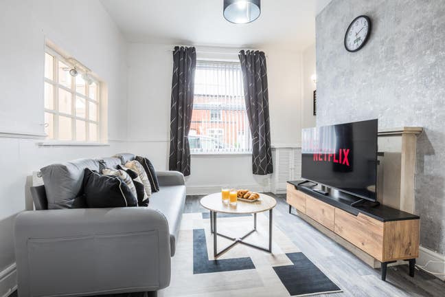 Modern and Stylish 3BD House, Swinton, Manchester Main Photo