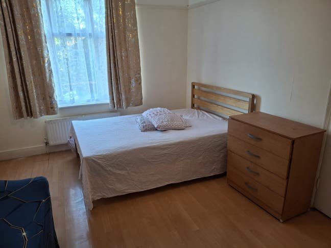 A medium large sized room available for rent  Main Photo