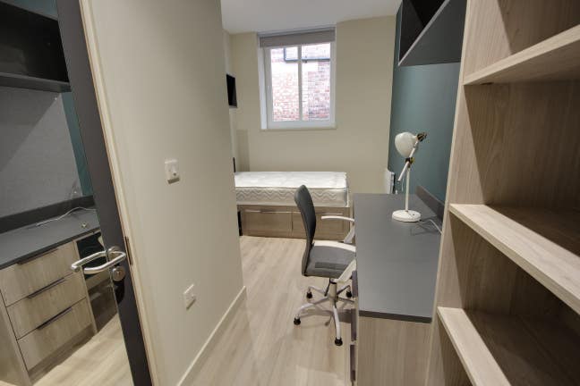 1 En-Suite Room Available at Center of Durham Main Photo
