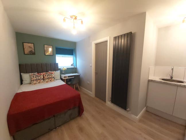 Amazing double Ensuite incl Washer/dryer Main Photo