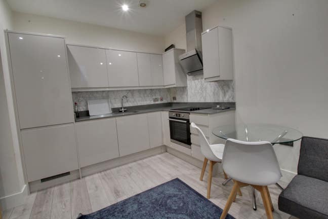 Modern One Bedroom Apartment Farnham Road, Water B Main Photo