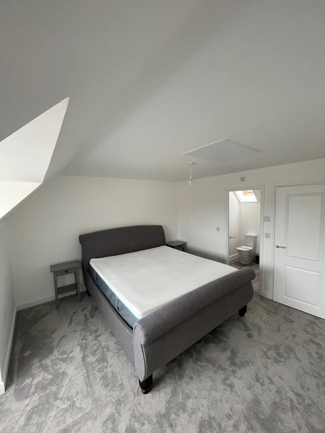 En-suit double bed room available Main Photo