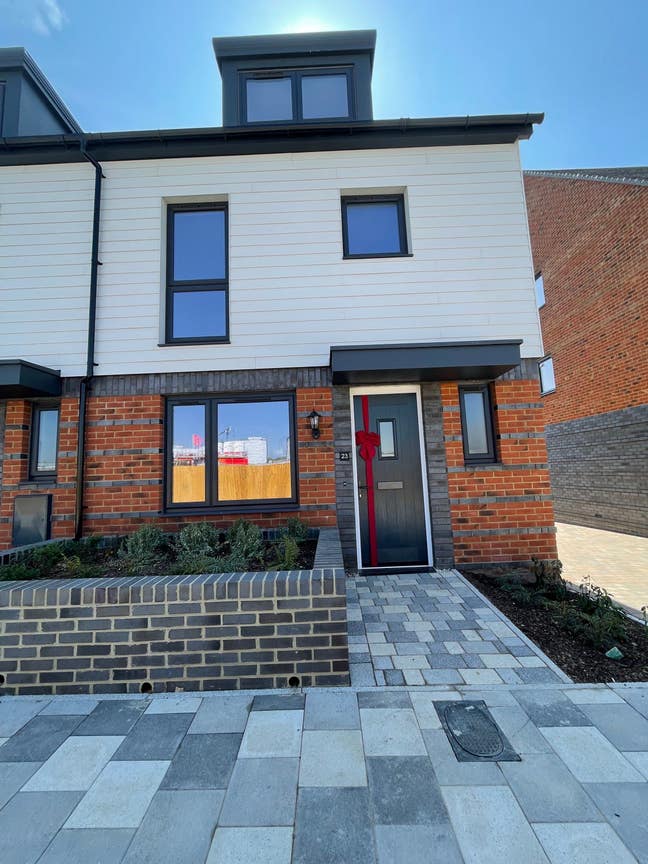 En-suit double bed room available Main Photo
