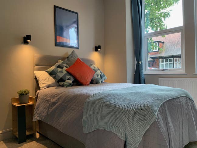 ** 🏠 Modern Large En Suite - All Bills Included! Main Photo