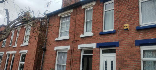 Large first floor single room with own kitchen. Main Photo
