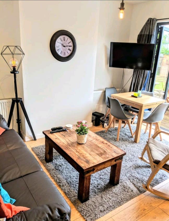 Large Ensuite in harmonious houseshare Main Photo