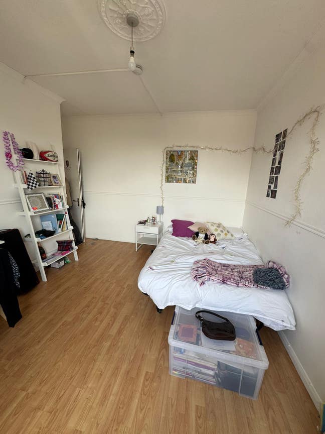 Bright 3-Bedroom Flat with Spacious Living Room Main Photo