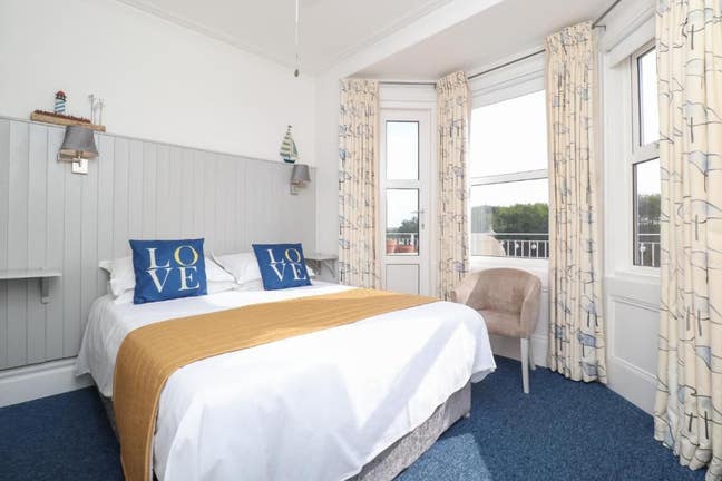En-suite rooms available in beachfront property  Main Photo
