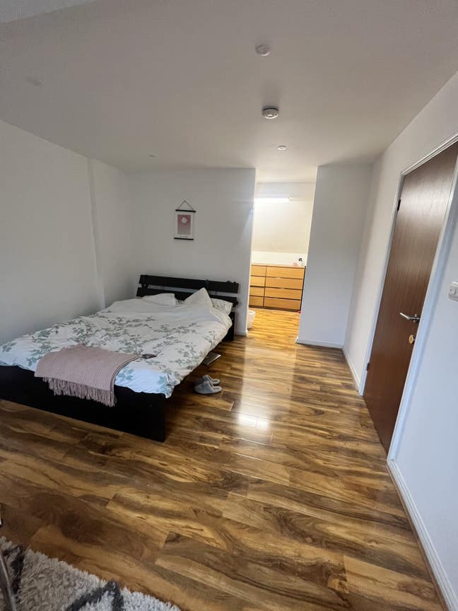 Large double bedroom, en-suite & walk in wardrobe  Main Photo