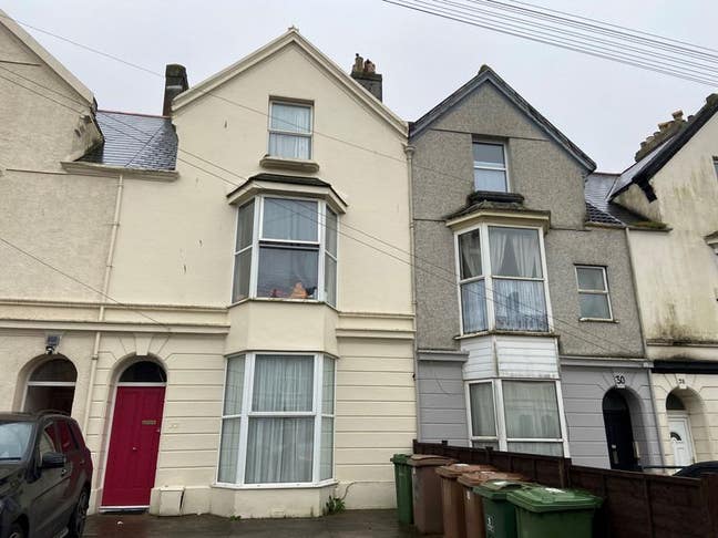 Central location and spacious shared house Main Photo