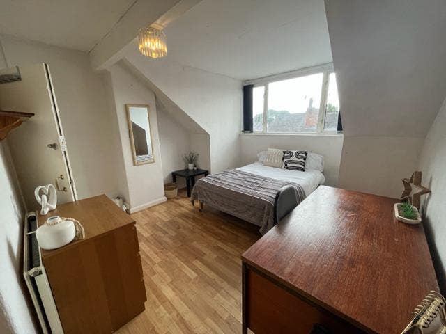 🏡Dont Miss Out! Spacious 4 Bed in Hyde Park!🏡 Main Photo