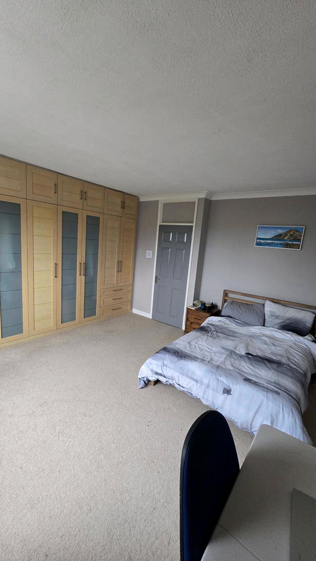 Large room in shared 2 bed flat close to beach Main Photo