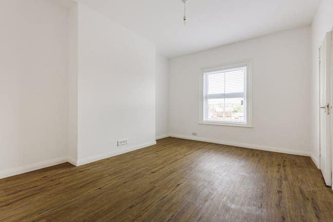 Large Modern Rooms in High Street Godalming Main Photo
