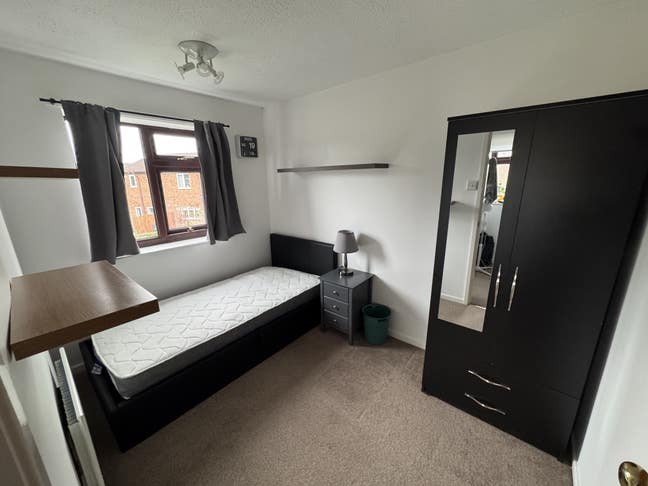 Bright 1-bedroom in semi-detached house Main Photo
