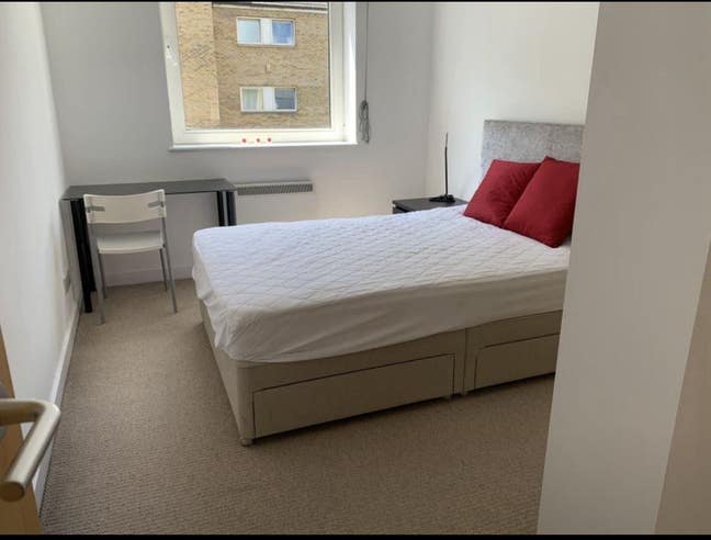 Modern double bedroom in Prime Canary Wharf  Main Photo