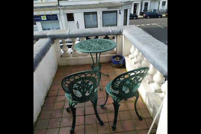 Dog-Friendly Flatmate Wanted – Bedroom Available Main Photo