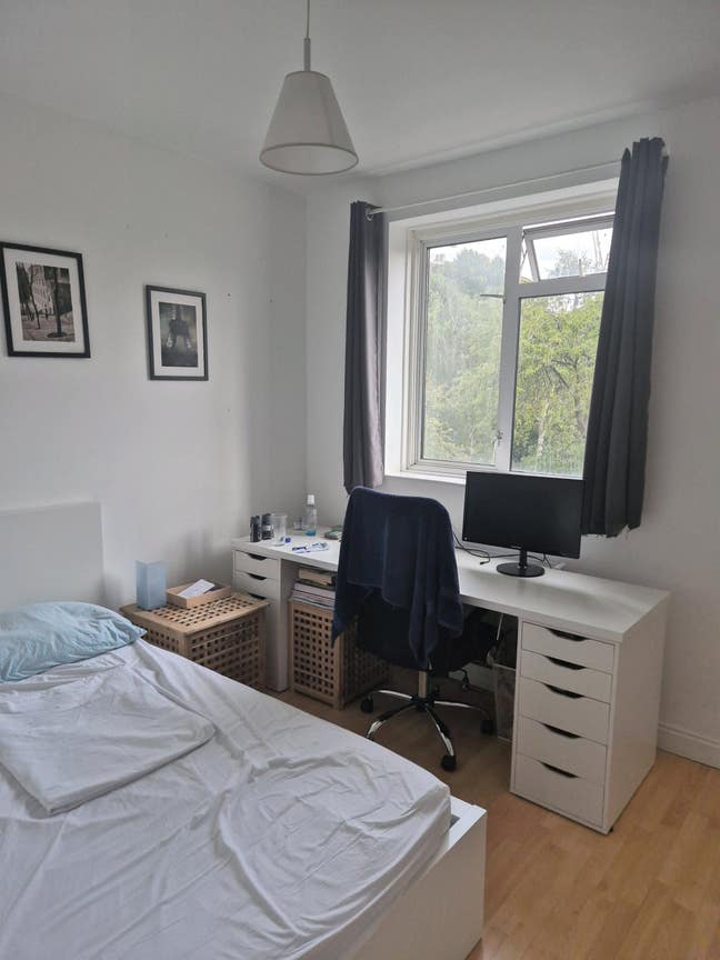 Nice Room in White City Main Photo