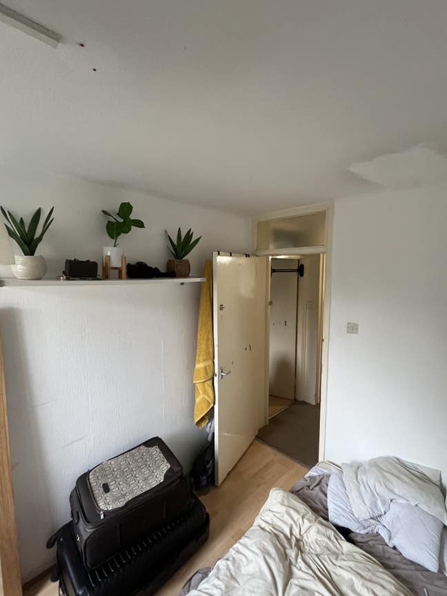 Single Room Double Bed Very Close to Tube Stations Main Photo