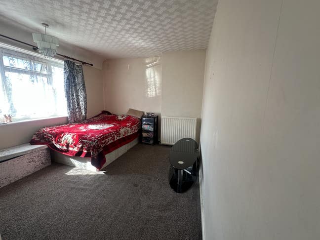 Large Double Room in Chingford Available Main Photo