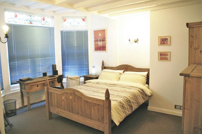 Large Double Room, central telford, fast wi-fi Main Photo