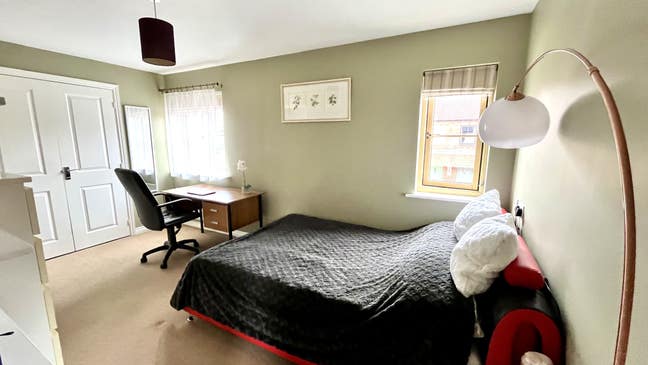 Beautiful Double En-Suite Room  (No HMO) Main Photo
