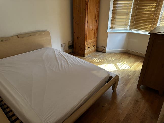 2  rooms available . 1 single, 1 double.  Main Photo