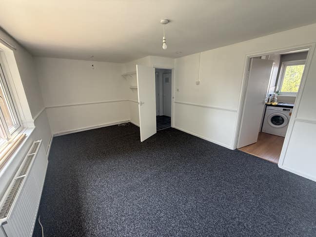 Studio Flat in Tadworth  Main Photo