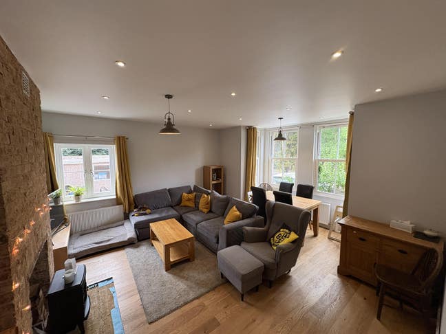2 Spacious double rooms to let to professionals Main Photo
