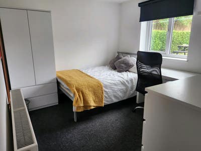 Modern Double Room + Desk, Professional Home, NR5 Main Photo