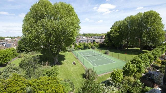 Double Room in Spacious Flat – with tennis court Main Photo