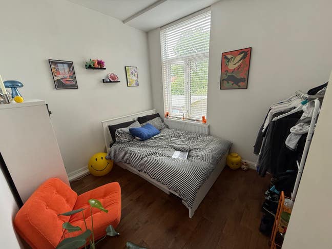 1 bedroom in 2 bed flat with own bathroom Main Photo