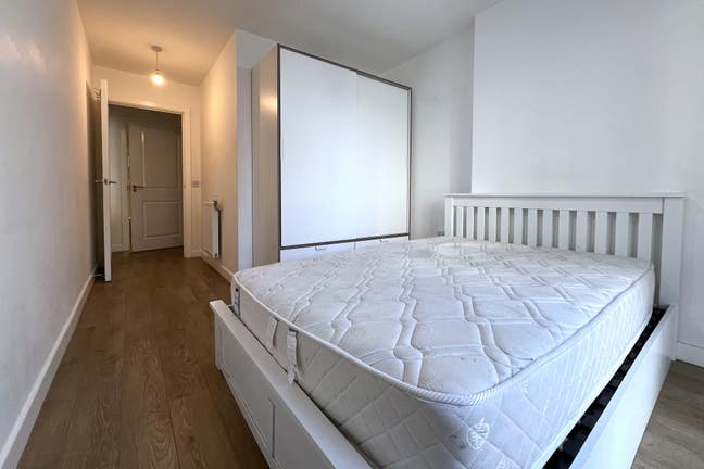 Spacious Bedroom + Private Bath Canary Wharf E14 Main Photo