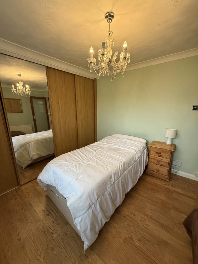 This listing is for TWO rooms for ONE person Main Photo
