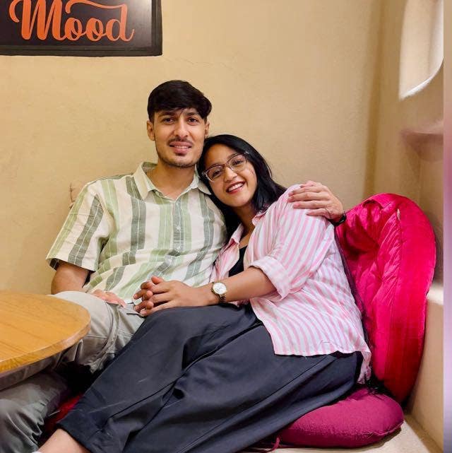 A cute couple wants to accompany you Main Photo