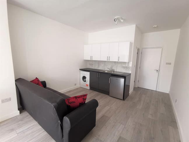 Large Studio Room Close to Luton Town Centre Main Photo